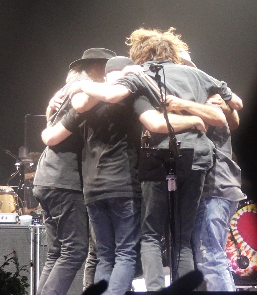 NeilYoungAndPromiseOfTheReal2016EuropeTourCompilation (14).JPG